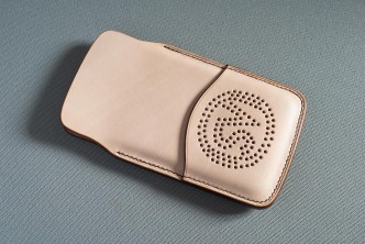 Etui iphone 6 perforations décoratives