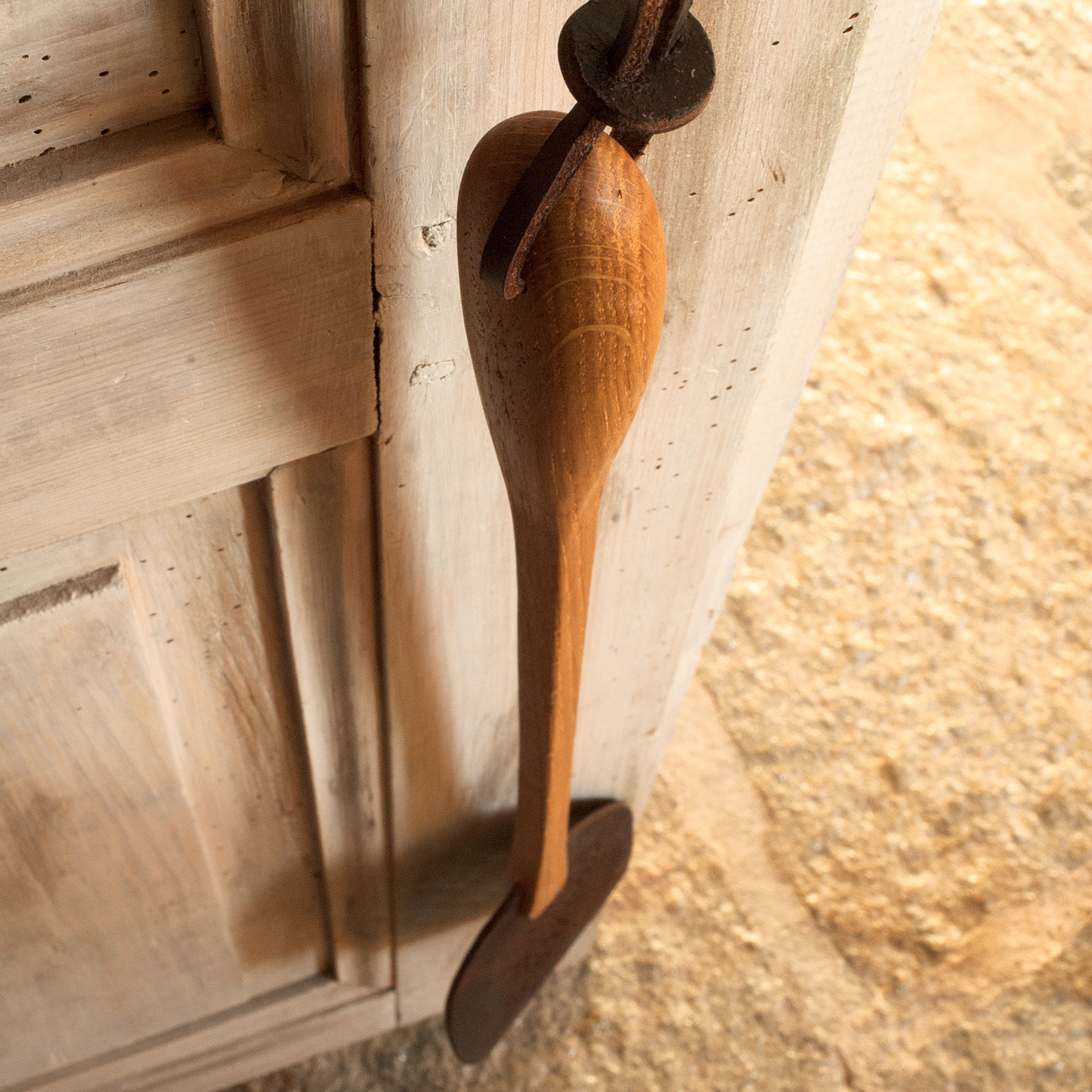 Tapette à mouches en bois et cuir